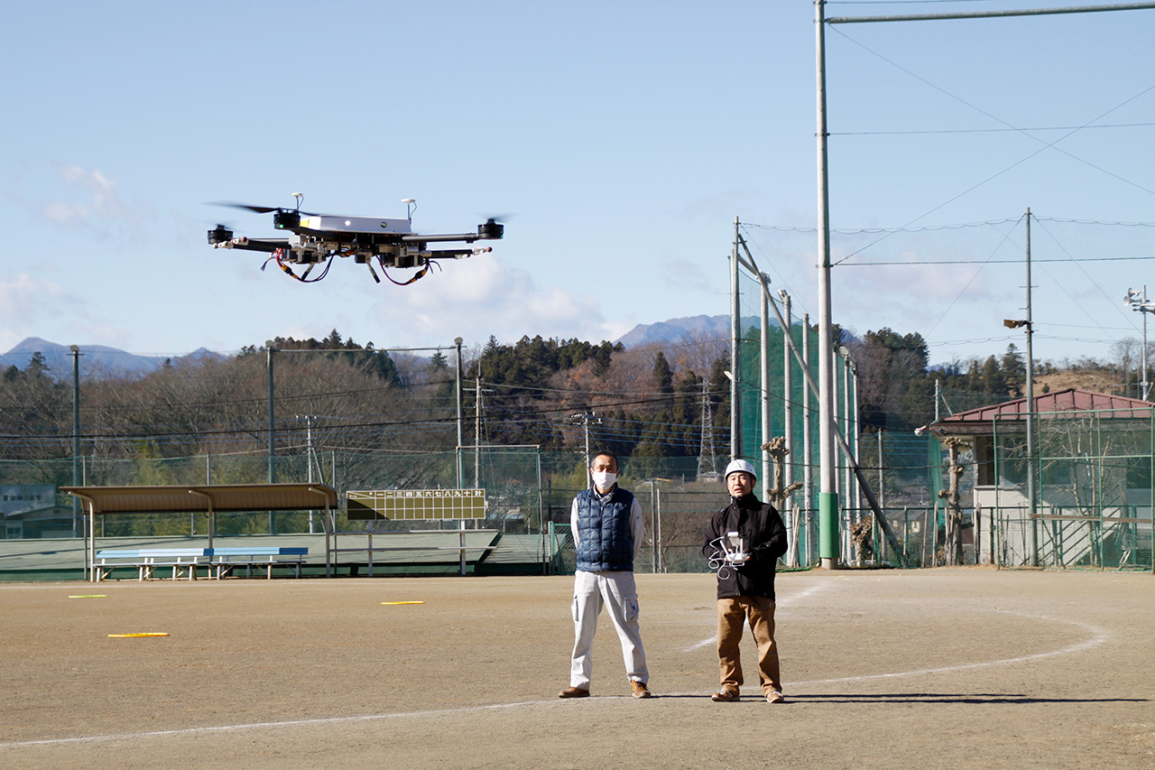 大型ドローンを飛ばすドローンプロパイロット中村一徳