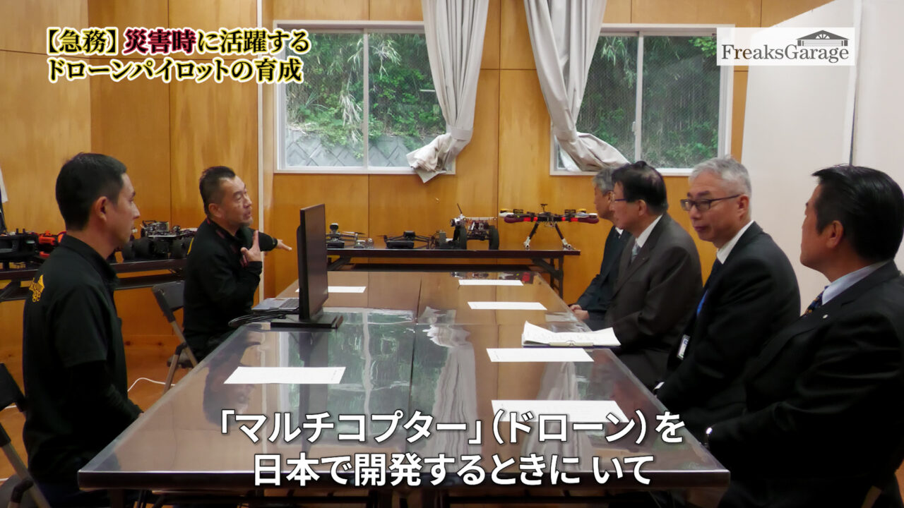 川勝知事に、自分たちが日本で初めてドローンを開発したことを話す中村