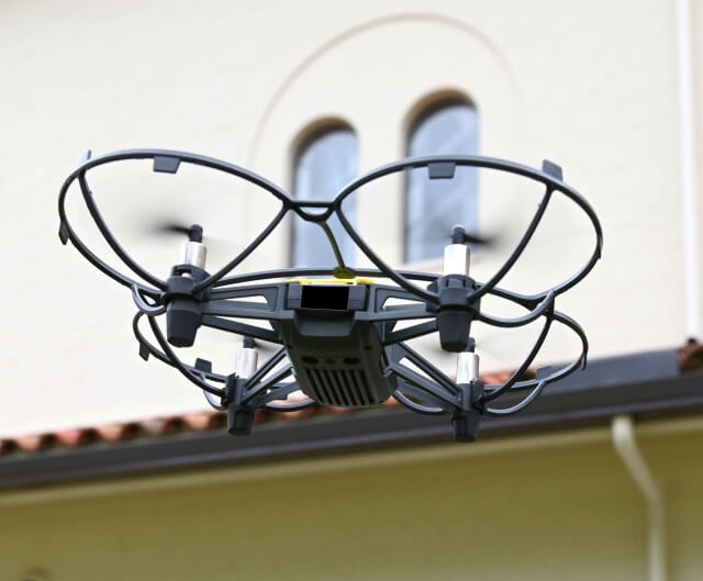 構造物点検で安全に接近するドローン操作技術